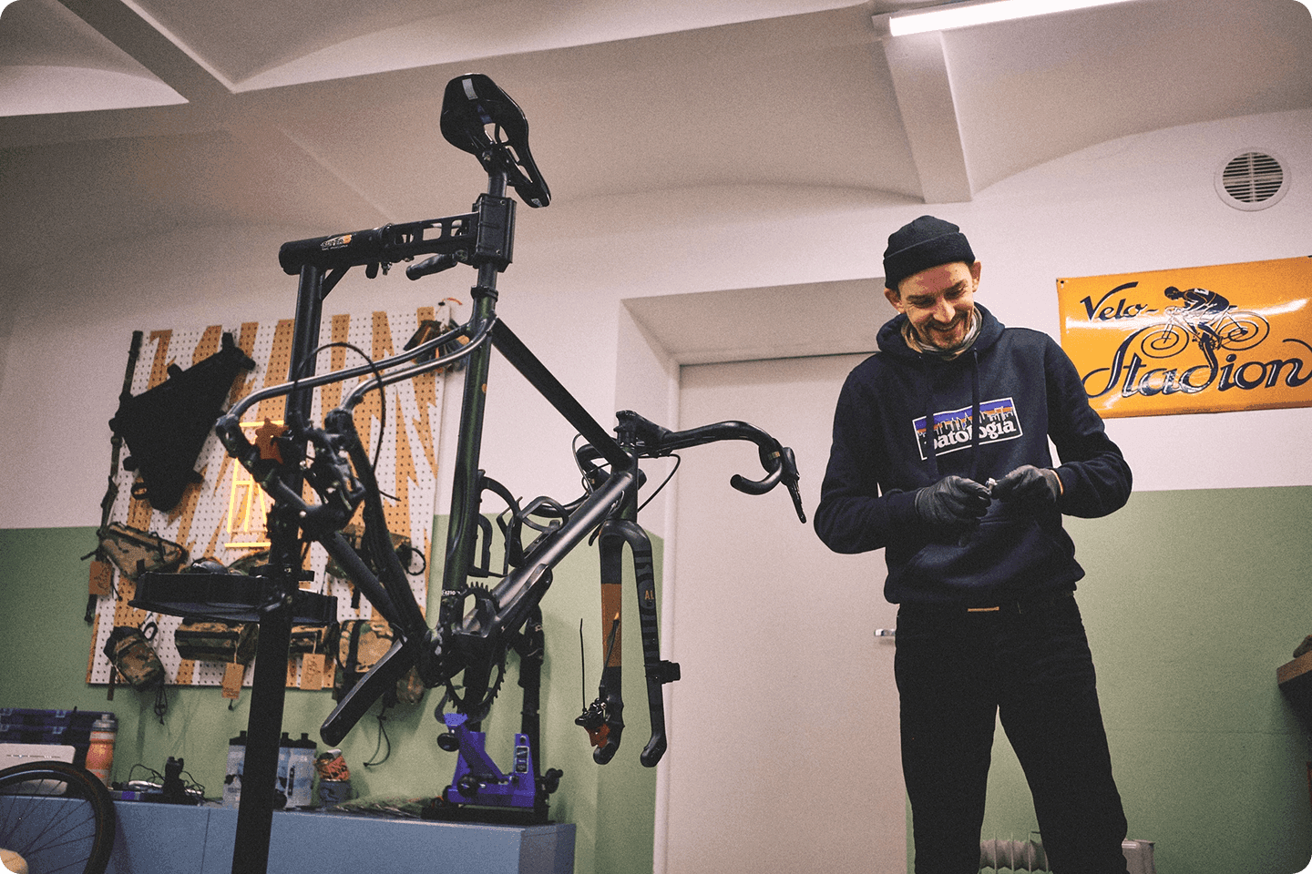 Zdjęcie przedstawiające mechanika rowerowego z warsztatu HRD w Szczecinie podczas pracy