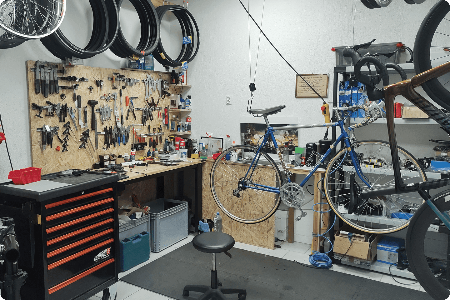 Zdjęcie przedstawiające wnętrze Serwisu Rowerowego Ultrabike24.com w Szczecinie