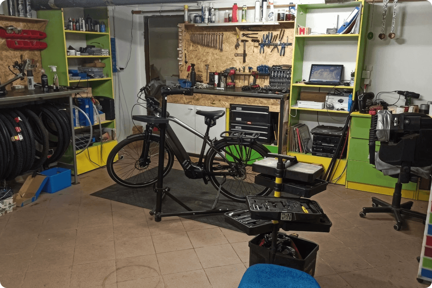 Zdjęcie przedstawiające wnętrze mobilnego serwisu rowerowego CarEbike w Chełmie