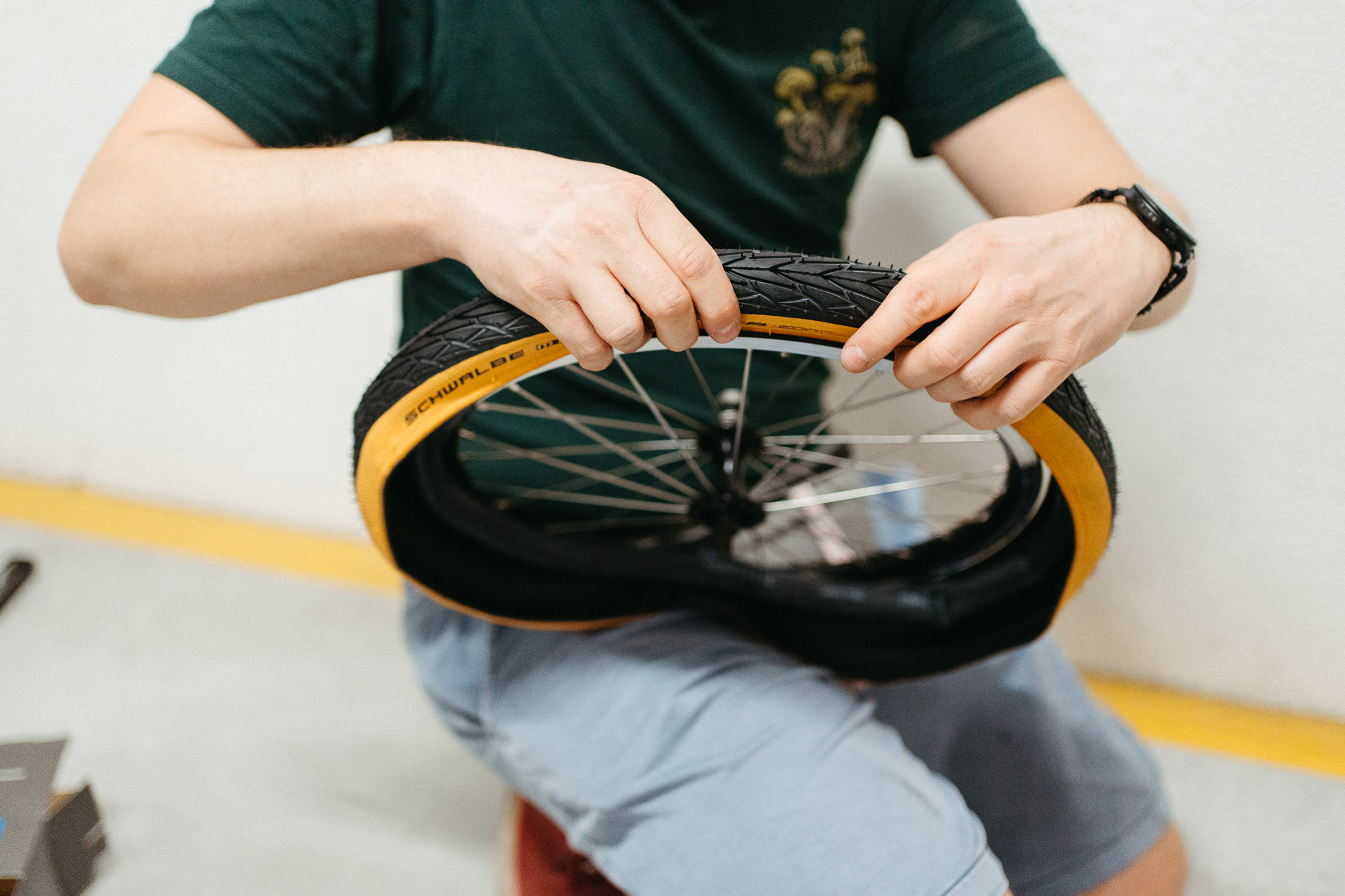 Warsztat rowerowy współpracujący z Napravelo – montaż opony na obręczy.